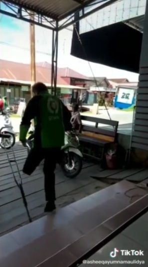 Semangat Driver Ojol Antarkan Makanan Walau  Hanya Punya Satu Kaki