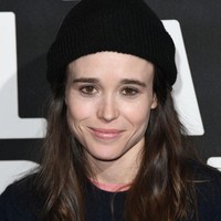 Sejak itu pula, ia memilih gaya yang lebih kasual. Misalnya memakai topi kupluk untuk penampilannya di karpet merah. (Foto: Getty Images/Stuart C. Wilson)