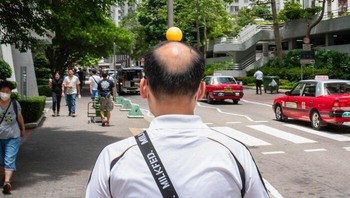 Si kakek membawa bola ping pong. Foto: KinWing Edas Wong