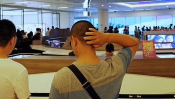 Sang fotografer bernama Edas Wong, dia kerap bermain di jalanan dengan kameranya. Foto: KinWing Edas Wong