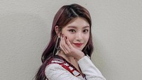 Yiren EVERGLOW secara sukarela dites dan ternyata hasil tesnya positif COVID-19. (Foto: dok. Instagram @official_everglow) 