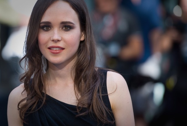 Ellen Page kembali menebar pesonanya dalam balutan gaun hitam ketika menghadiri acara pemutaran perdana film Inception pada 2010 silam. (Foto: Getty Images)