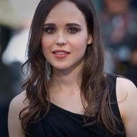 Ellen Page kembali menebar pesonanya dalam balutan gaun hitam ketika menghadiri acara pemutaran perdana film Inception pada 2010 silam. (Foto: Getty Images)
