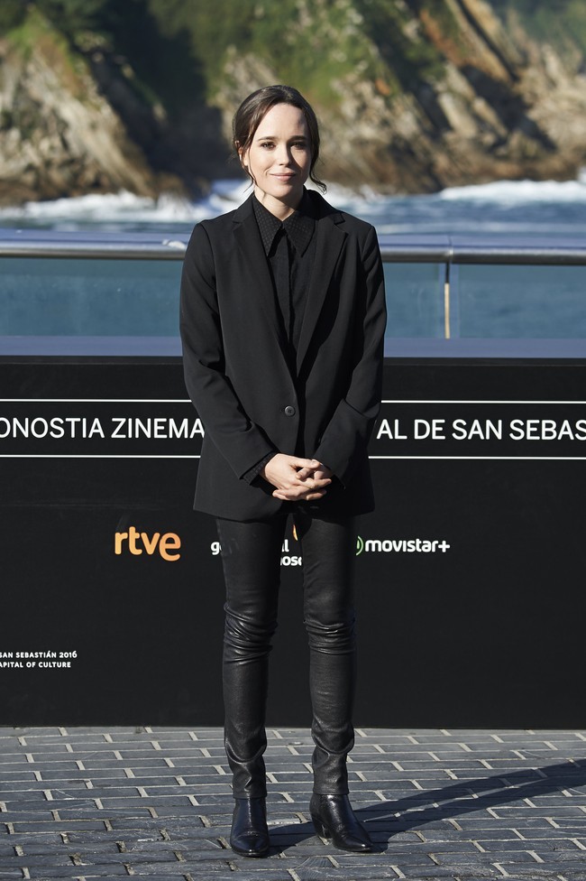 Dalam kesempatan formal untuk mempromosikan film terbarunya, Ellen Page mengandalkan setelan yang terdiri dari kemeja berbungkus blazer dan celana hitam. (Foto: Getty Images)