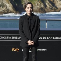 Dalam kesempatan formal untuk mempromosikan film terbarunya, Ellen Page mengandalkan setelan yang terdiri dari kemeja berbungkus blazer dan celana hitam. (Foto: Getty Images)