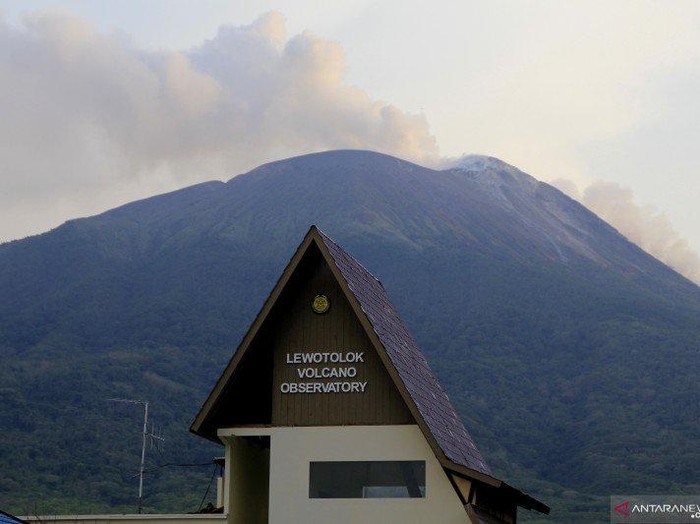 Gunung Illi Lewotolok.