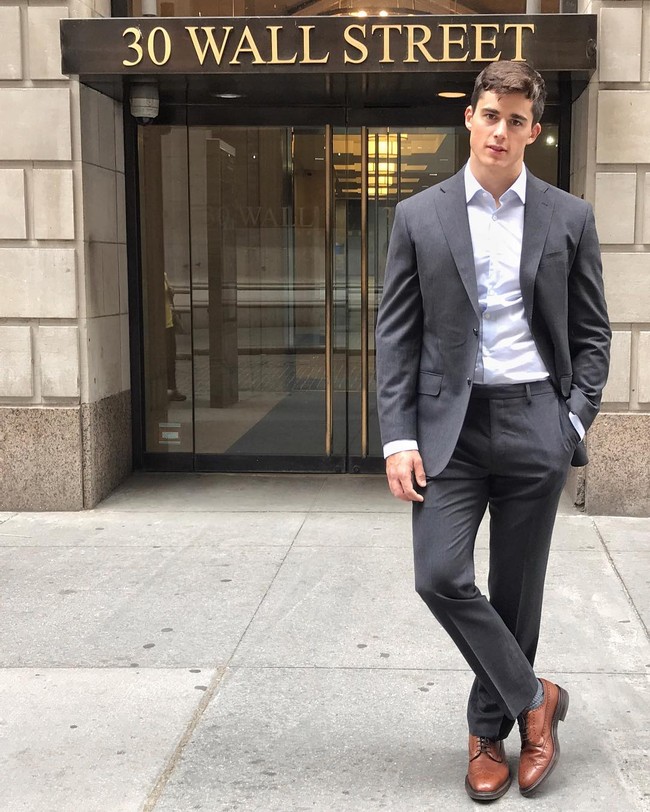 Kalau memiliki dosen seperti ini kira-kira muridnya bisa fokus nggak ya? Pietro Boselli adalah seorang dosen di sebuah universitas. Selain menjadi dosen, dia juga merupakan seorang model. Foto: instagram/pietroboselli