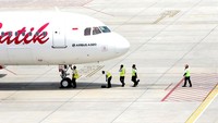 Jadwal penerbangan dari dan menuju Bandara Banyuwangi tidak terdampak letusan Gunung Semeru, tapi jalur penerbangan dialihkan dari jalur selatan ke jalur utara guna menghindari sebaran abu vulkanik.