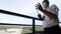 Kepala AirNav Indonesia Cabang Banyuwangi Suri Fikriansyah mengawasi penerbangan dari menara ATC di Bandara Banyuwangi, Jawa Timur, Rabu (2/12/2020).
