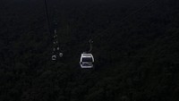 Kereta gantung diterangi lampu hingga kontras dengan langit malam di Caracas, Venezuela. AP Photo/Matias Delacroix