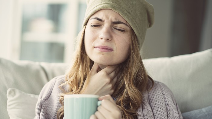 Ilustrasi Sakit Batuk Young woman suffering from cold