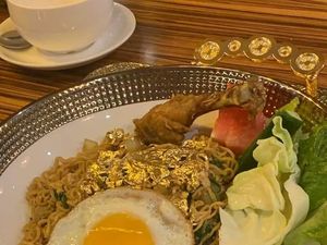 Ada Indomie Tabur Emas 24 Karat, Netizen : Emasnya Bisa Digadai?