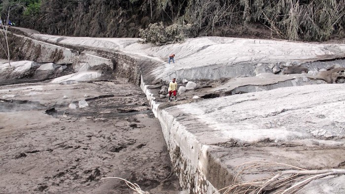 JALUR LAHAR PANAS GUNUNG SEMERU Suasana jalur lahar panas Gunung Semeru di kawasan Pronojiwo, Lumajang, Jawa Timur, Rabu (2/12/2020). Gunung Semeru mengalami erupsi yang menyebabkan awan panas letusan meluncur ke arah Curah Besuk Kobokan sepanjang 11 kilometer dengan durasi kemunculan awan panas selama tiga jam serta status level II atau waspada. ANTARA FOTO/Umarul Faruq/aww.