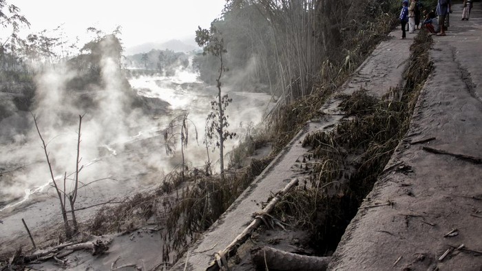 Potret Jalur Lahar Panas Gunung Semeru