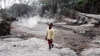 Tampak asap masih mengepul dari lahar panas Gunung Semeru.