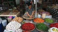 Yusuf Komarudin (27), salah satu pedagang di pasar tradisional Gedebage mengatakan, kenaikan harga cabai merah yang dijualnya sudah sejak beberapa minggu yang lalu.