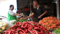 Kenaikan itu disebabkan beberapa faktor diantaranya pasokan yang terbatas dan memasuki musim hujan.