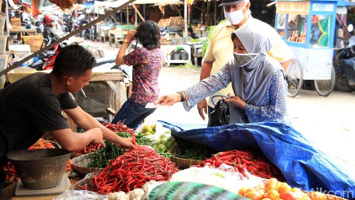 Jelang Akhir Tahun Harga Cabai-Ayam di Bandung Naik Harga cabai dan daging ayam di Kota Bandung mulai beranjak naik. Kenaikan disebabkan pasokan yang terbatas dan memasuki musim hujan.