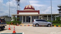 Sejumlah fasilitas ada di tempat ini. Antara lain, mushola, toilet dan warung makan serta minimarket di lantai atas.