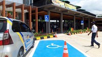 Rest area tersebut Juga dilengkapi dengan parkir khusus bagi disabilitas.