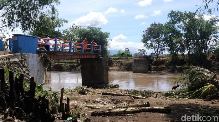 Jembatan penghubung dua desa di Brebes putus diterjang banjir bandang, Selasa (1/12/2020) semalam.
