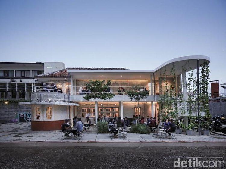 Hidden Gem Bandung: Ngopi di Bekas Gedung Peninggalan Belanda