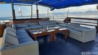 Mau bersantai di atas kapal juga bisa nih. Disediakan sofa untuk tamu bercengkerama. 