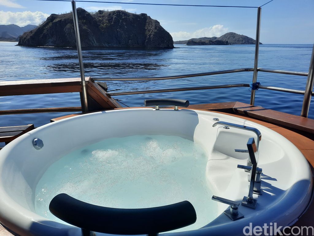 Kapal Pinisi Sea Safari