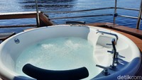 Kapal ini juga dilengkapi jacuzzi untuk tamu yang ingin berendam sambil menikmati keindahan laut di Labuan Bajo.