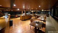 Kapal ini juga memiliki restoran indoor dan outdoor. Selain itu ada pula ruangan untuk menonton dan karaoke. 