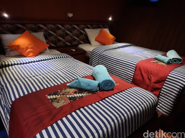 Kapal ini memiliki 14 kamar dengan double bed dan twin bed. Fasilitas kamar juga sama seperti di hotel yakni toilet, AC, listrik, hardryer, sabun, shampoo, sikat gigi dan pasta gigi. Kapal ini memiliki 14 kamar dengan double bed dan twin bed. Fasilitas kamar juga sama seperti di hotel yakni toilet, AC, listrik, hardryer, sabun, shampoo, sikat gigi dan pasta gigi.
