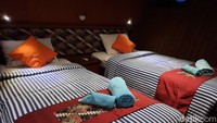 Kapal ini memiliki 14 kamar dengan double bed dan twin bed. Fasilitas kamar juga sama seperti di hotel yakni toilet, AC, listrik, hardryer, sabun, shampoo, sikat gigi dan pasta gigi. 