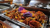 Makanan yang disajikan di kapal pun beragam. Namun yang istimewa adalah olahan boga bahari seperti cumi-cumi, udang, kepiting, dan lobster. 