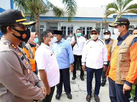Kepala BNPB Doni Monardo meninjau pengungsian korban erupsi Gunung Ili Lewotolok (dok BNPB)