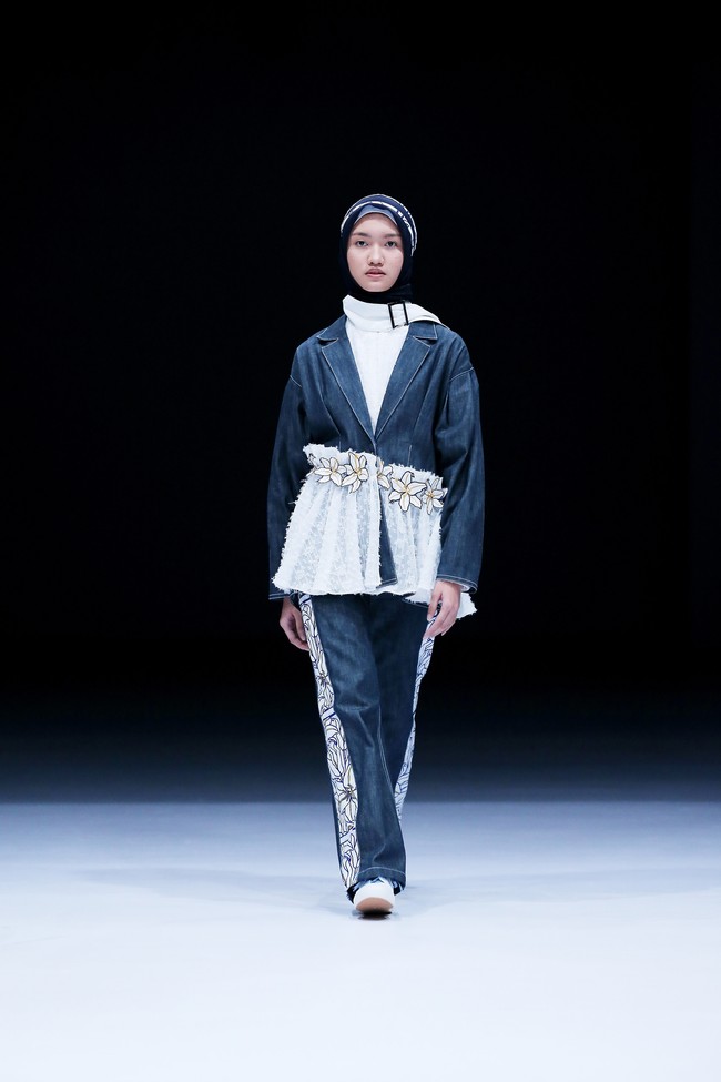 Desainer Restu Anggraini melalui label ETU menampilkan koleksi terbarunya di panggung Jakarta Fashion Week 2021. Koleksi ETU terinspirasi dari lukisan beraliran kubisme. Foto: dok. JFW 2021.