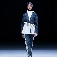 Desainer Restu Anggraini melalui label ETU menampilkan koleksi terbarunya di panggung Jakarta Fashion Week 2021. Koleksi ETU terinspirasi dari lukisan beraliran kubisme. Foto: dok. JFW 2021.