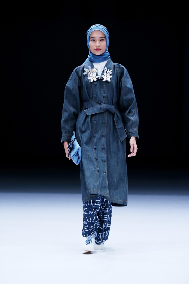 Desainer Restu Anggraini melalui label ETU menampilkan koleksi terbarunya di panggung Jakarta Fashion Week 2021. Koleksi ETU terinspirasi dari lukisan beraliran kubisme. Foto: dok. JFW 2021.
