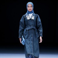 Desainer Restu Anggraini melalui label ETU menampilkan koleksi terbarunya di panggung Jakarta Fashion Week 2021. Koleksi ETU terinspirasi dari lukisan beraliran kubisme. Foto: dok. JFW 2021.
