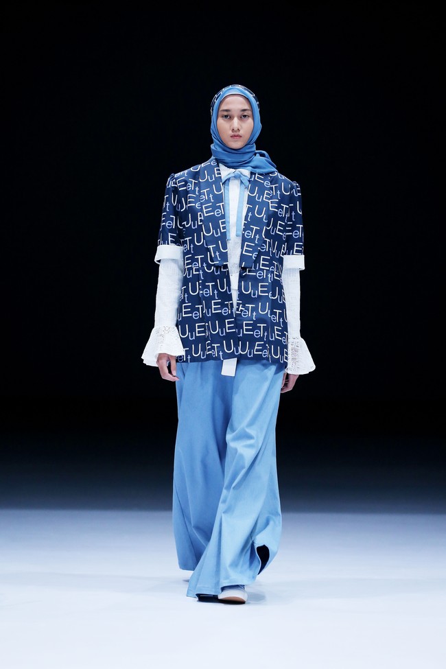 Desainer Restu Anggraini melalui label ETU menampilkan koleksi terbarunya di panggung Jakarta Fashion Week 2021. Koleksi ETU terinspirasi dari lukisan beraliran kubisme. Foto: dok. JFW 2021.