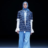 Desainer Restu Anggraini melalui label ETU menampilkan koleksi terbarunya di panggung Jakarta Fashion Week 2021. Koleksi ETU terinspirasi dari lukisan beraliran kubisme. Foto: dok. JFW 2021.
