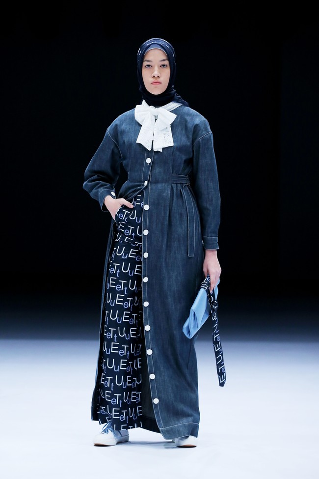 Desainer Restu Anggraini melalui label ETU menampilkan koleksi terbarunya di panggung Jakarta Fashion Week 2021. Koleksi ETU terinspirasi dari lukisan beraliran kubisme. Foto: dok. JFW 2021.
