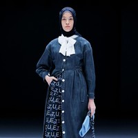 Desainer Restu Anggraini melalui label ETU menampilkan koleksi terbarunya di panggung Jakarta Fashion Week 2021. Koleksi ETU terinspirasi dari lukisan beraliran kubisme. Foto: dok. JFW 2021.