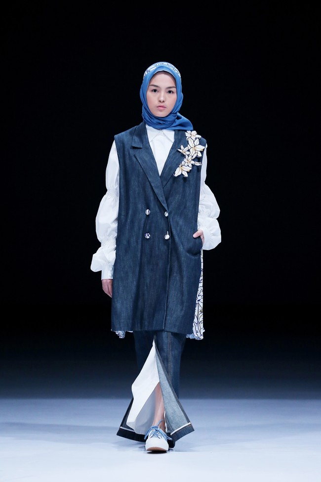 Desainer Restu Anggraini melalui label ETU menampilkan koleksi terbarunya di panggung Jakarta Fashion Week 2021. Koleksi ETU terinspirasi dari lukisan beraliran kubisme. Foto: dok. JFW 2021.