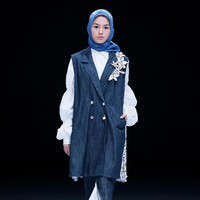 Desainer Restu Anggraini melalui label ETU menampilkan koleksi terbarunya di panggung Jakarta Fashion Week 2021. Koleksi ETU terinspirasi dari lukisan beraliran kubisme. Foto: dok. JFW 2021.
