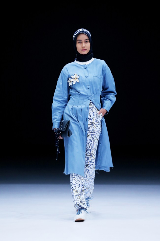 Desainer Restu Anggraini melalui label ETU menampilkan koleksi terbarunya di panggung Jakarta Fashion Week 2021. Koleksi ETU terinspirasi dari lukisan beraliran kubisme. Foto: dok. JFW 2021.