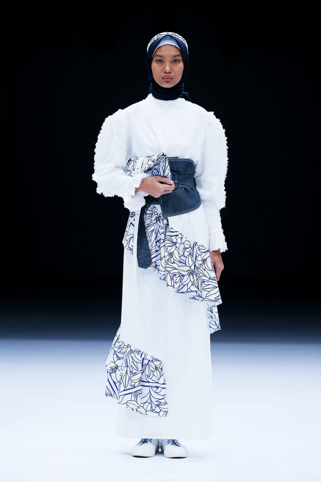 Desainer Restu Anggraini melalui label ETU menampilkan koleksi terbarunya di panggung Jakarta Fashion Week 2021. Koleksi ETU terinspirasi dari lukisan beraliran kubisme. Foto: dok. JFW 2021.