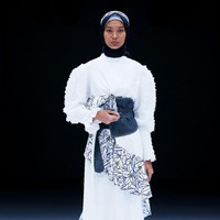 Desainer Restu Anggraini melalui label ETU menampilkan koleksi terbarunya di panggung Jakarta Fashion Week 2021. Koleksi ETU terinspirasi dari lukisan beraliran kubisme. Foto: dok. JFW 2021.