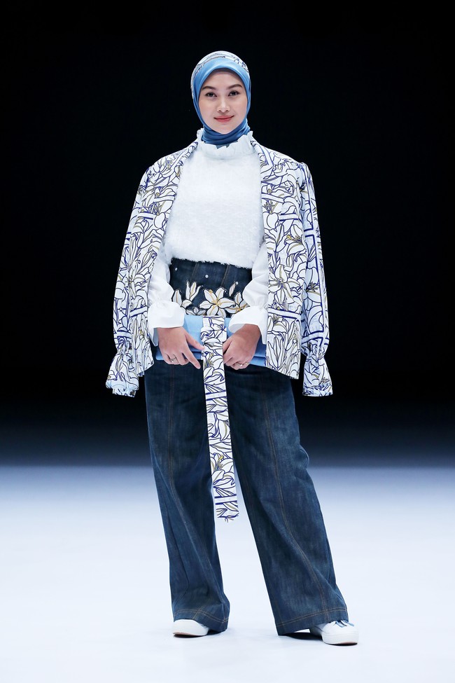 Desainer Restu Anggraini melalui label ETU menampilkan koleksi terbarunya di panggung Jakarta Fashion Week 2021. Koleksi ETU terinspirasi dari lukisan beraliran kubisme. Foto: dok. JFW 2021.