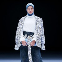 Desainer Restu Anggraini melalui label ETU menampilkan koleksi terbarunya di panggung Jakarta Fashion Week 2021. Koleksi ETU terinspirasi dari lukisan beraliran kubisme. Foto: dok. JFW 2021.