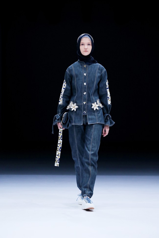 Desainer Restu Anggraini melalui label ETU menampilkan koleksi terbarunya di panggung Jakarta Fashion Week 2021. Koleksi ETU terinspirasi dari lukisan beraliran kubisme.  Foto: dok. JFW 2021.